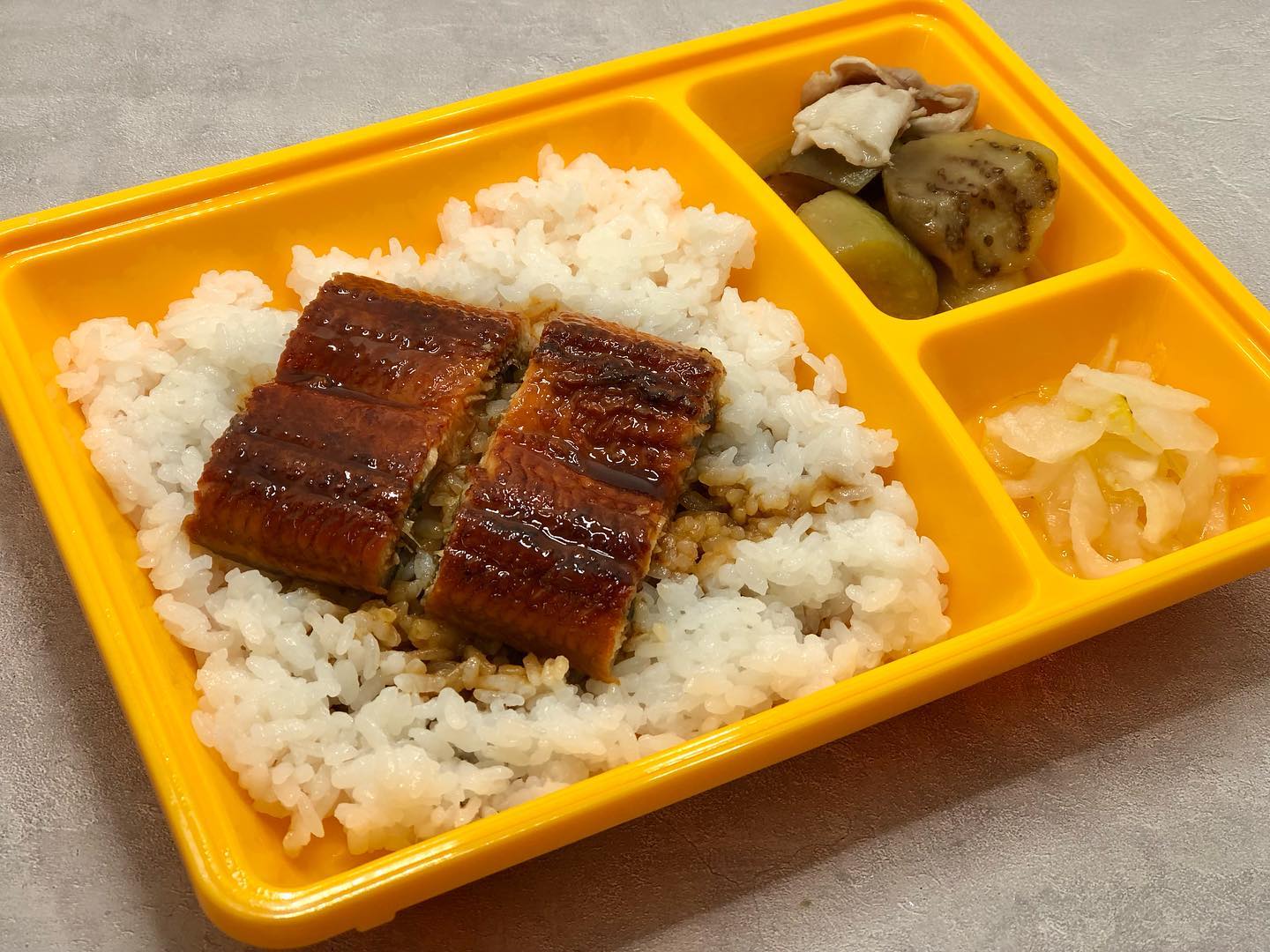 🍱 🐟本日の普通食（夕食）メニュー うなぎどんぶり ※ご注文者様のみ 普通食 鶏肉のレモン風味焼き キャベツの土佐煮 レンコンと人参の甘露煮 ひき肉と里芋の味噌煮 高野豆腐煮 春雨の酢の物 ※仕入れ状況によりメニューが 異なる場合がござ...