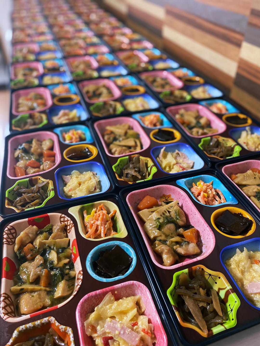 【本日の夕食メニュー🍱✨】 本日は、ほっと落ち着く和風メニューをご用意しました😊 メインは 🥢「治部風煮物」 やさしい旨みがしっかり染み込んだ、どこか懐かしい味わいの一品です✨ 副菜には 🥕こんにゃくとごぼうのきんぴら 🥚野菜とハ...