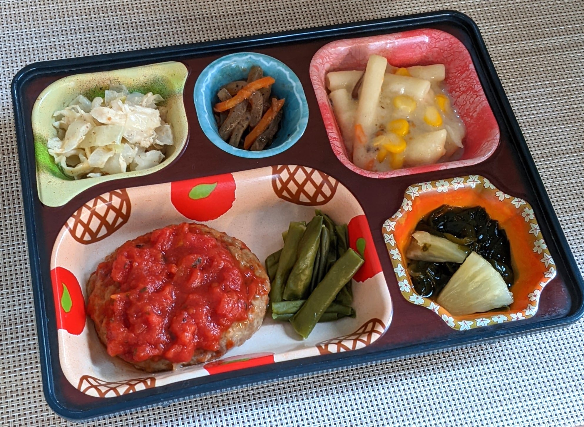 今月のおすすめメニュー♪～ハンバーグのバジルトマトソース～